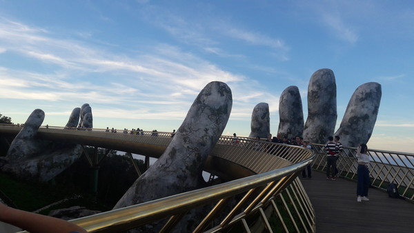 ﻿해발 1,500미터에 자리한 다낭 바나힐의 골든브릿지. @뉴스코리아 김경태 특파원