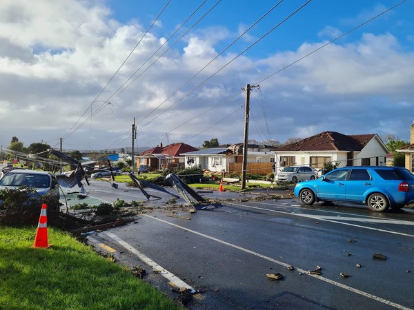 도로 곳곳이 파손되고, 차량들도 종잇장처럼 이곳 저곳으로 널부려져 있다. @뉴스코리아 안기종 특파원