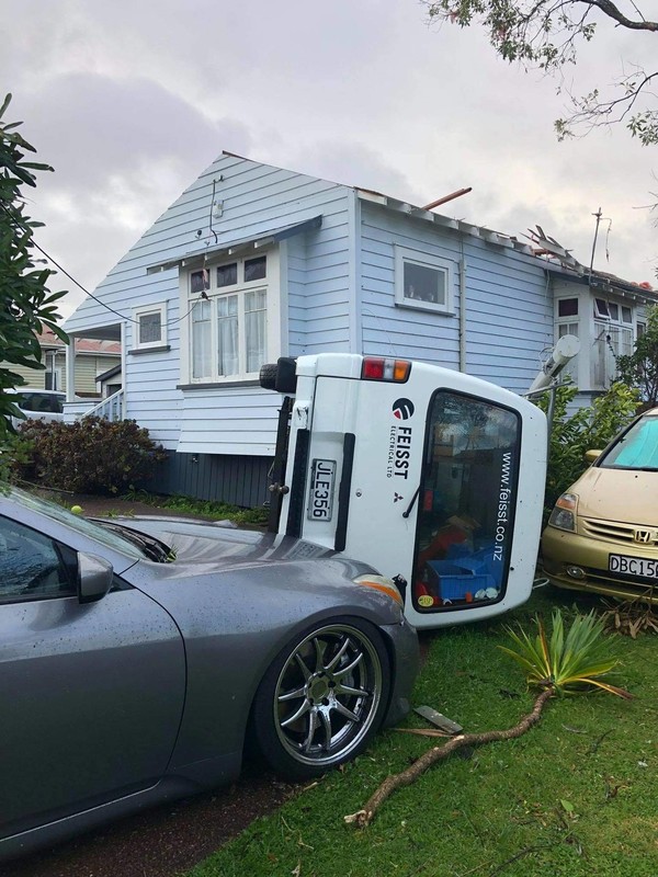 강한 바람의 힘으로 차량이 뒤집혀 있다. @뉴스코리아 안기종 특파원
