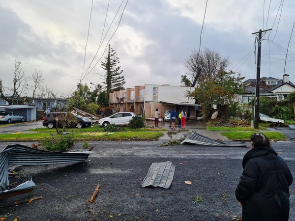 파손된 가옥, 차량, 도로를 망연자실하며 바라보는 주민들 @뉴스코리아 안기종 특파원