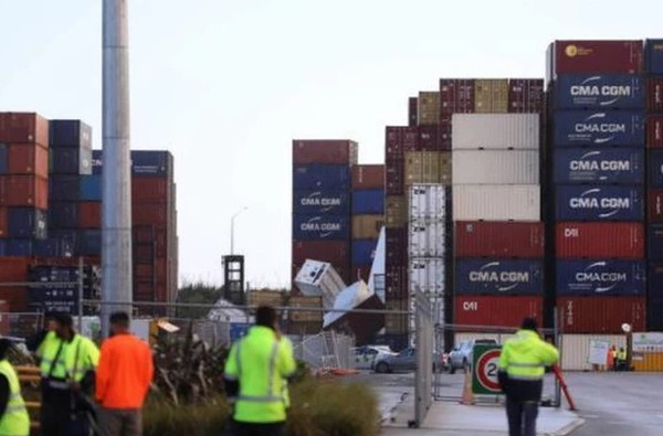 토네이도로 인해 무너져 내린 컨테이너들(사진제공 = 위클리코리아)