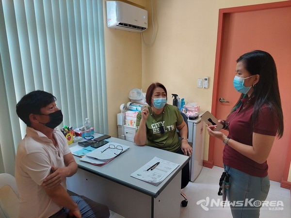 사진= 현지언어에 능통한 한인회 최영태 감사와 백신 최고 담당자 조세핀외 필리핀 담당자와 현지언어로 백신접종을 협의중에 있다- @뉴스코리아 이재숭 특파원