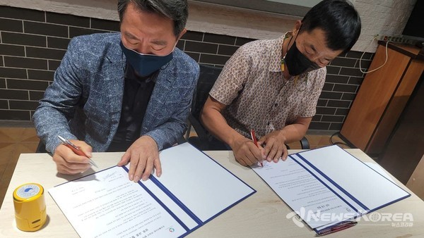 ▲협약서에 서명하는 김유승 회장과 허선행 학당장- @뉴스코리아 신현권 특파원