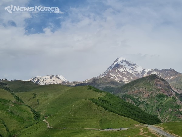 해발 5,047미터 프로메테우스가 묶여 있다고 하는 배경산 마운틴 카즈벡 @뉴스코리아 박철호 특파원