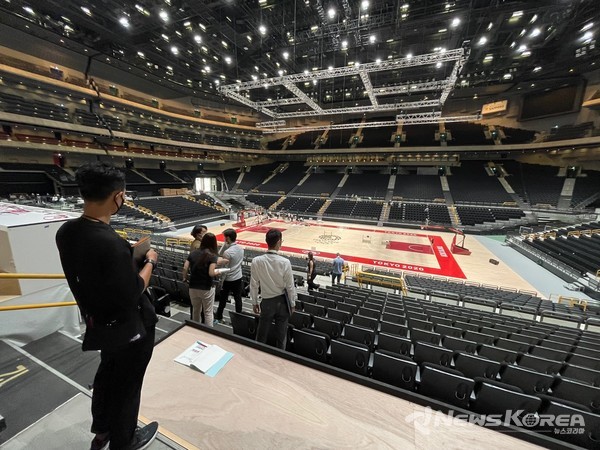 올림픽 경기를 위한 농구 코트가 완성단계인 모습 @뉴스코리아 김양현 특파원