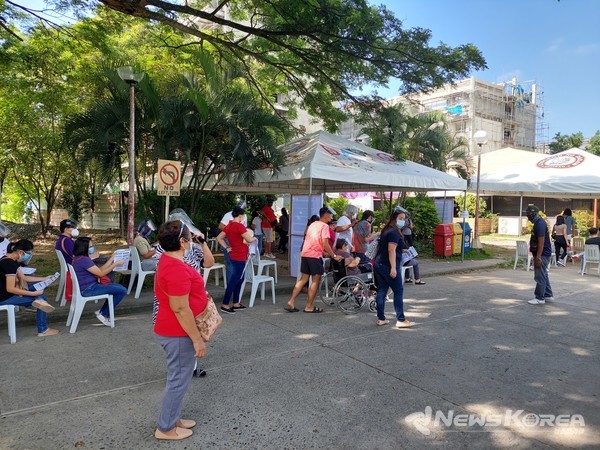 사진= 백신 접종을 위해 대기 하는 사람들- @뉴스코리아 이재숭 특파원