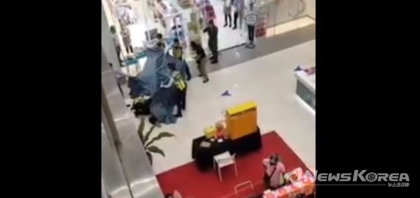 필리핀 유명 쇼핑몰에서 고객이 투신하는 사고가 발생했다. @뉴스코리아 (사진:SNS 사고 영상 캡쳐)