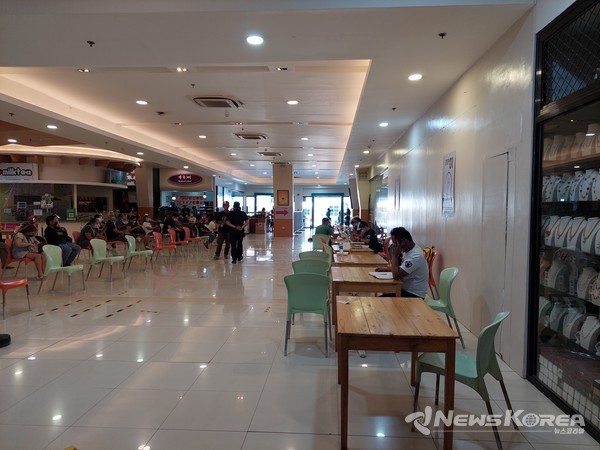 사진= 백신 접종을 위해 대기 하는 사람들- @뉴스코리아 이재숭 특파원