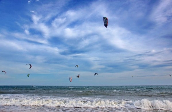 무이네 바닷가에서 카이트 서핑을 즐기는 사람들 @뉴스코리아 이웅연 특파원