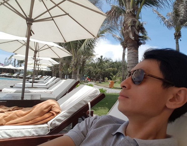 리조트 썬베드에 누워 카이트서핑을 감상해본다. @뉴스코리아 이웅연 특파원 