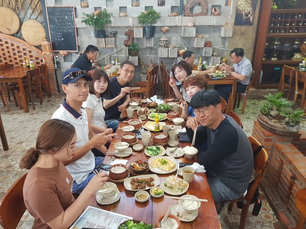 여러 베트남 음식과 흙솥밥으로 먹는 껌니유 식당 @뉴스코리아 이웅연 특파원 