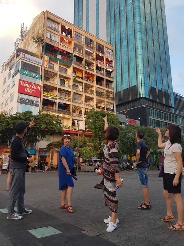 호치민 광장의 명소 까페 빌딩 @뉴스코리아 이웅연 특파원 