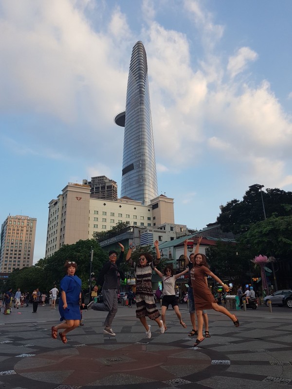 빅텍스코 빌딩을 보며, 다같이 점프! @뉴스코리아 이웅연 특파원 