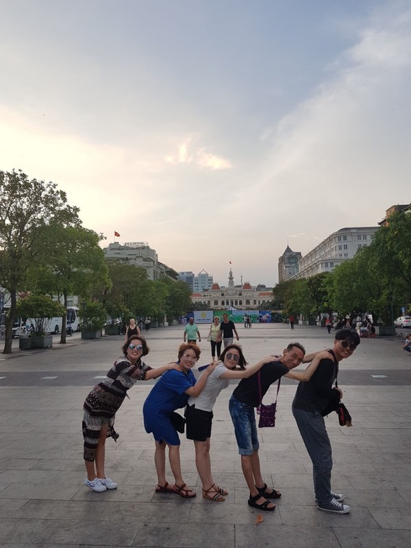 인민위원회 청사쪽을 바라보고 다같이 한컷 @뉴스코리아 이웅연 특파원 