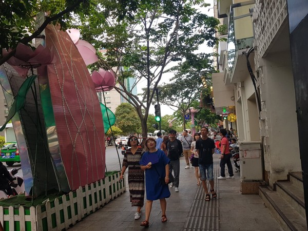 동커이 거리를 걸으며, 오토바이와 백화점들을 구경했다. @뉴스코리아 이웅연 특파원 