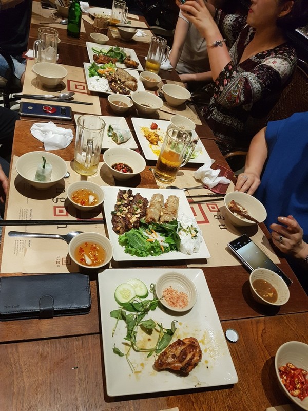 여러 종류의 베트남 음식들을 주문하여 함께 맛보는 재미가 있다. @뉴스코리아 이웅연 특파원 