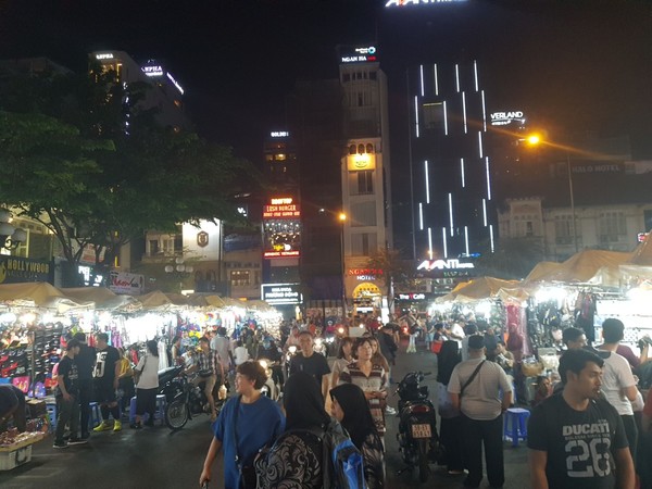 벤탄 야시장에 와서 저녁식사 소화도 할겸 천천히 둘러본다. @뉴스코리아 이웅연 특파원 