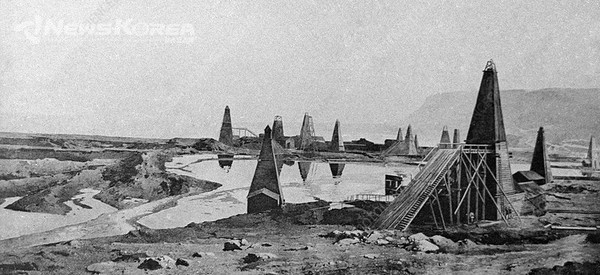 1,900년도 아제르바이잔 바쿠의 석유 채굴 사진 (아제르바이잔 박물관) @뉴스코리아 박철호 특파원