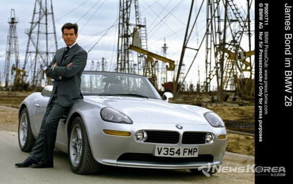 1999년 개봉되었던 영화 007 "언리미티드" 장면중 바쿠 유정과 피어스 브르스너 @뉴스코리아 박철호 특파원