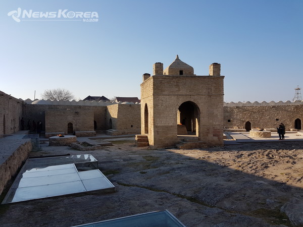 바쿠에 위치한 세계 문화 유산 조로아스터교 사원인 아테쉬카 사원 (꺼지지 않던 불의 사원이었으나 석유 채굴로 현재는 가스로 공급하고 있다.) @뉴스코리아 박철호 특파원