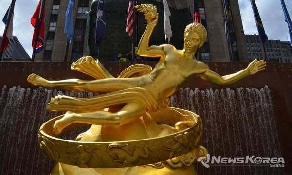 뉴욕 록펠러(Rockefrller Center) 센터 앞에 설치된 인간에게 물을 전해준 "프로메테우스" 동상 @뉴스코리아 박철호 특파원