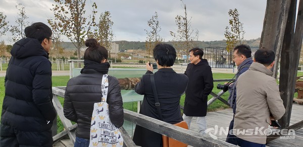 세계 최초 상업용 유전 비비 헤이밧 유정에 사용된 목재 파이프 설명을 듣고 있는 기자 @뉴스코리아 박철호 특파원