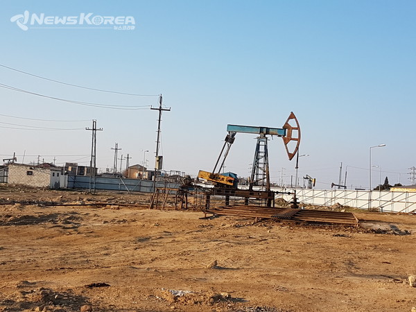 바쿠에는 가정집 마당에도 석유 채굴기가 설치된 곳들이 많다 @뉴스코리아 박철호 특파원