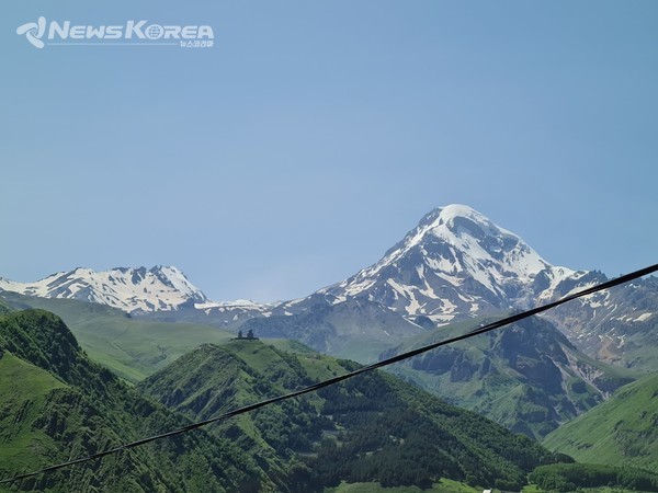 조지아의 아미란과 그리스의 프로메테우스가 묶여 있다고 전해지는 배경산 해발 5,047미터 마운틴 카즈벡   @뉴스코리아 박철호 특파원