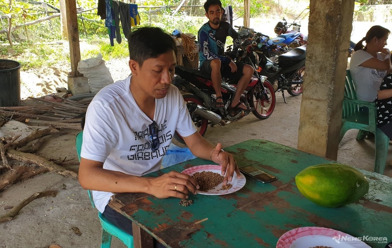 커피 재배 방식과 품질에 대해서 설명하고 있는 Iloilo Coffee Coordinator Noi Dongor