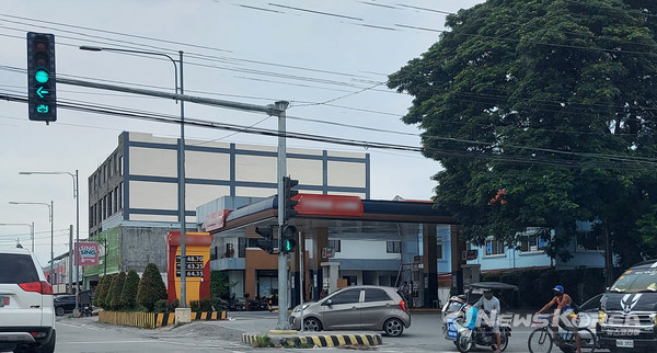 필리핀에 유류값이 계속 상승하는 가운데 휘발유 63페소(약 1500원)의 주유소가 등장했다. @뉴스코리아 이호영 특파원