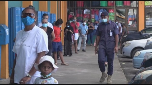 피지 병원 앞에 대기중인 Covid-19 환자들