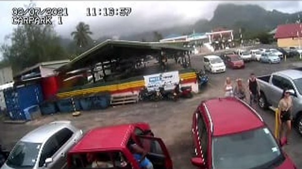 쿡 아일랜드 트레이더 잭 식당 앞 CCTV, 네 명의 여행객들이 식사 후 걸어나오고 있는 모습 @위클리코리아