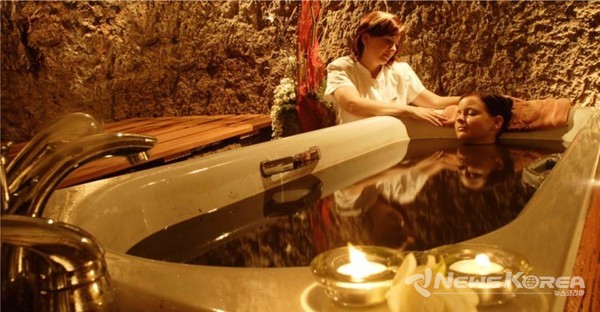 바쿠에서 유명한 원유를 정제하고 남은 몰타르와 나프탈렌 목욕 @뉴스코리아 박철호 특파원