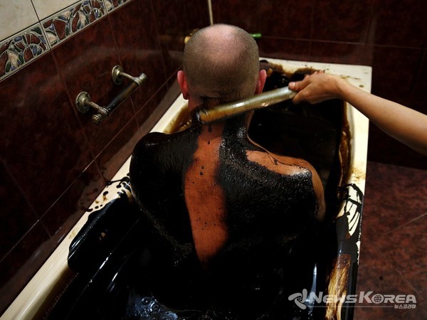 오일 목욕하고 있는 현지인 @뉴스코리아 박철호 특파원