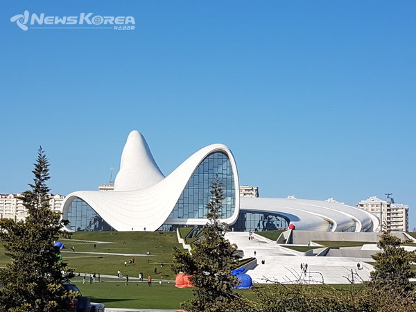 동대문 디자인 플라자를 설계한 자하 하디드의 작품 알리예프 대통령 박물관 겸 문화 센터 @뉴스코리아 박철호 특파원