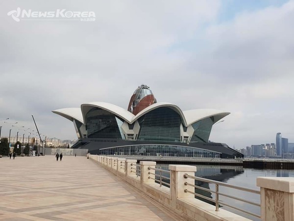 바쿠 해변 공원인 불바르 파크에는 바호밤 나무와 F1 사진 전 ,쇼핑몰과 산책로가 잘 조성 되어 있다 @뉴스코리아 박철호 특파원