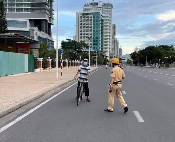 냐짱의 공안이 자전거를 타고 가는 사람을 적발한다. @뉴스코리아 이웅연 특파원 