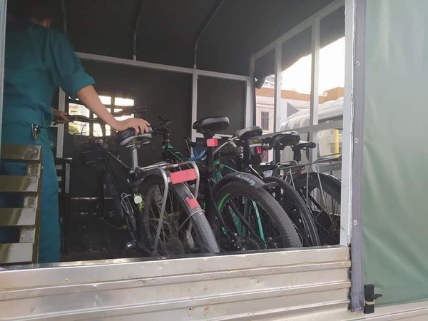 적발한 자전거를 트럭에 압수한다. @뉴스코리아 이웅연 특파원 