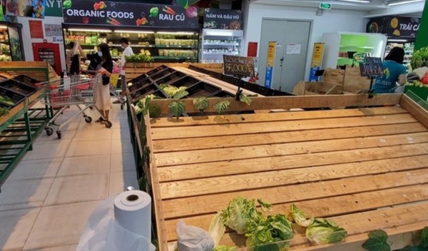호치민 락다운의 가짜뉴스로 한 마트에 야채와 계란등이 사재기로 다 떨어졌다. @뉴스코리아 이웅연 특파원 