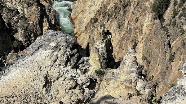 뜨거운 맛을 본 바위들이 용접시의 부산물처럼 기하학적인 형태를 만들었다. @뉴스코리아 문성원 특파원