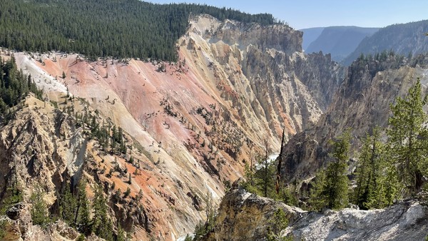 이러한 색상은 무엇으로 나타낼수 있을까? 사진으로도 이렇게 아름다운데 진짜 보면!!! 봐도 봐도 또 보고 싶다. 총대신 붓을 들고 미서부 오지를 탐험했단 미국의 풍경 화가 모란처럼 나도 자연과 사랑하나보다. @뉴스코리아 문성원 특파원