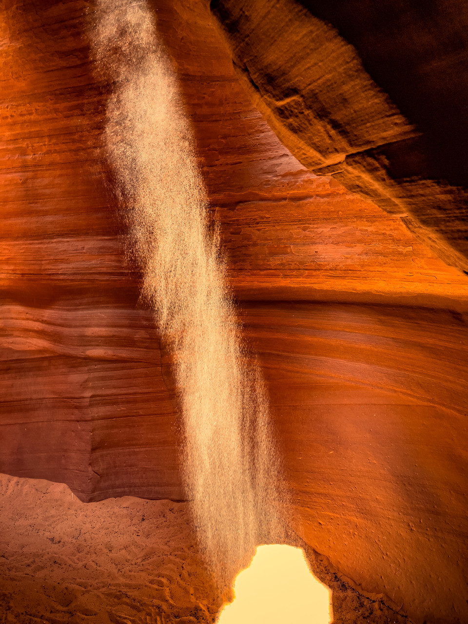 빛이 쏟아지는 곳으로 모래를 뿌리면 먼지가 올라가 신비로움을만들어 낸다. @뉴스코리아 문성원 특파원