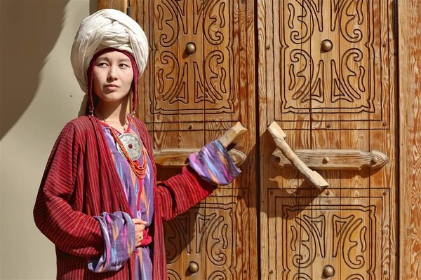 ▲사진 : 키르기스스탄 전통의상을 입은 여인  @뉴스코리아 맘라리예바 아이다 통신원