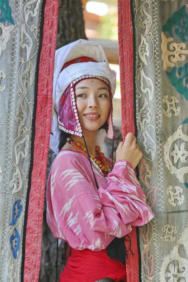 ▲사진 : 키르기스스탄 전통의상을 입은 여인  @뉴스코리아 맘라리예바 아이다 통신원