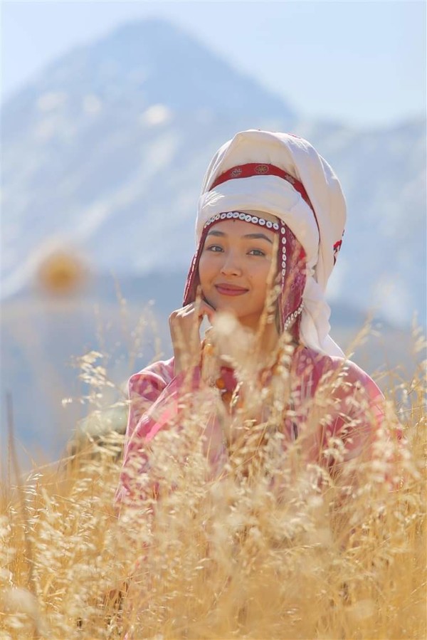 ▲사진 : 키르기스스탄 전통의상을 입은 여인  @뉴스코리아 맘라리예바 아이다 통신원
