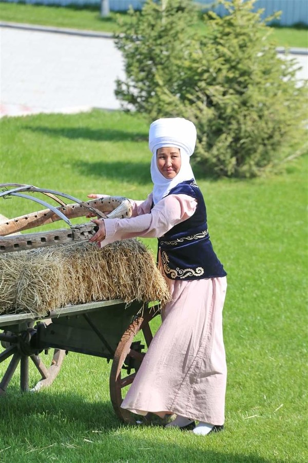 ▲사진 : 키르기스스탄 전통의상을 입고 유목민의 천막집 유르트 환기창을 옮기는 여인  @뉴스코리아 맘라리예바 아이다 통신원