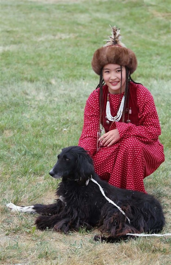 ▲사진 : 키르기스스탄 전통의상을 입은 여인과 아프간 하운드(Afghan Hound) 개  @뉴스코리아 맘라리예바 아이다 통신원