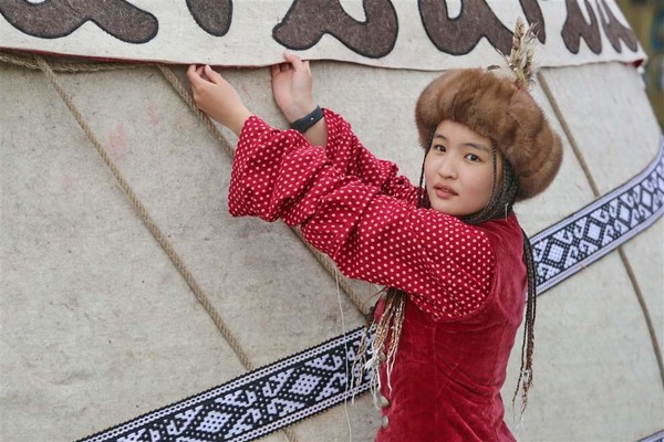 ▲사진 : 키르기스스탄 전통의상을 입고 유목민의 천막집 유르트를 치는 여인  @뉴스코리아 맘라리예바 아이다 통신원