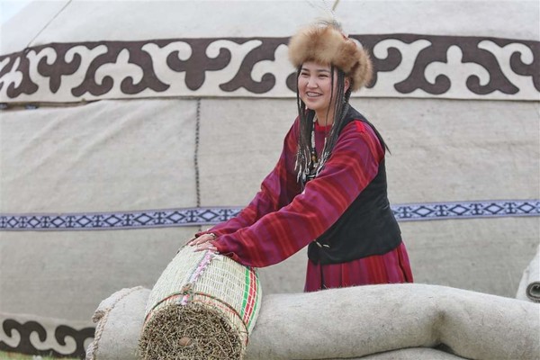 ▲사진 : 키르기스스탄 전통의상을 입고 유목민의 천막집 유르트를 치는 여인  @뉴스코리아 맘라리예바 아이다 통신원