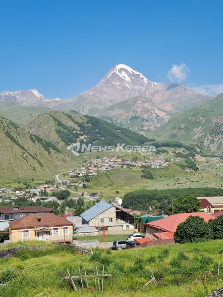 웅장한 모습을 자랑하는 해발 5,047미터 카즈베기 @뉴스코리아 트빌리시 박철호 특파원